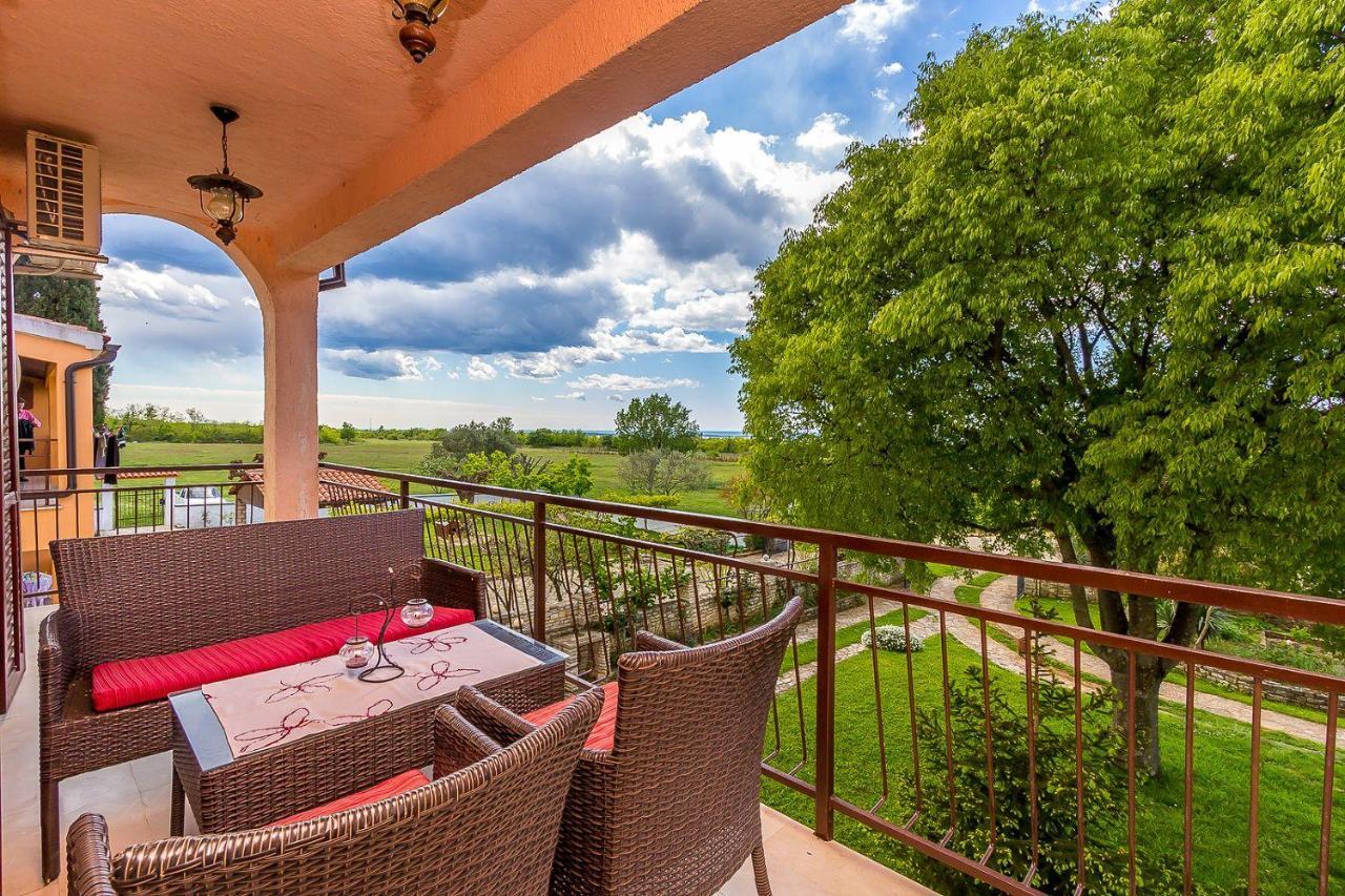 Ferienwohnung Mit Wlan, Klima, Parkplatz, Grill Und Grossem Garten Zum Fussball Spielen Gajana Dış mekan fotoğraf
