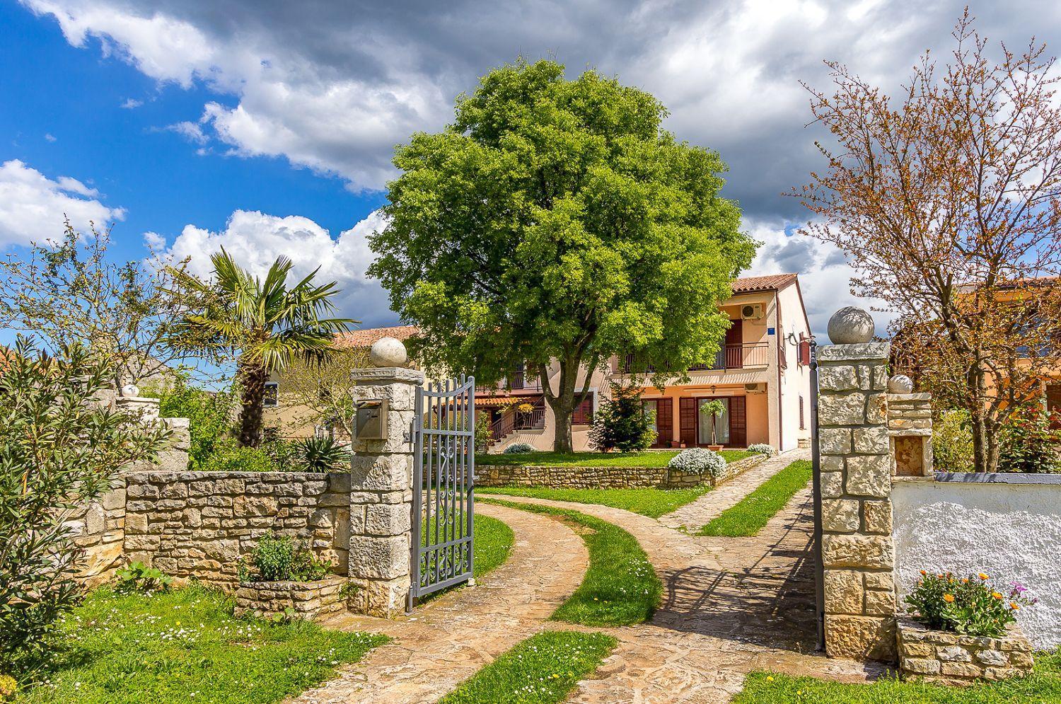 Ferienwohnung Mit Wlan, Klima, Parkplatz, Grill Und Grossem Garten Zum Fussball Spielen Gajana Dış mekan fotoğraf