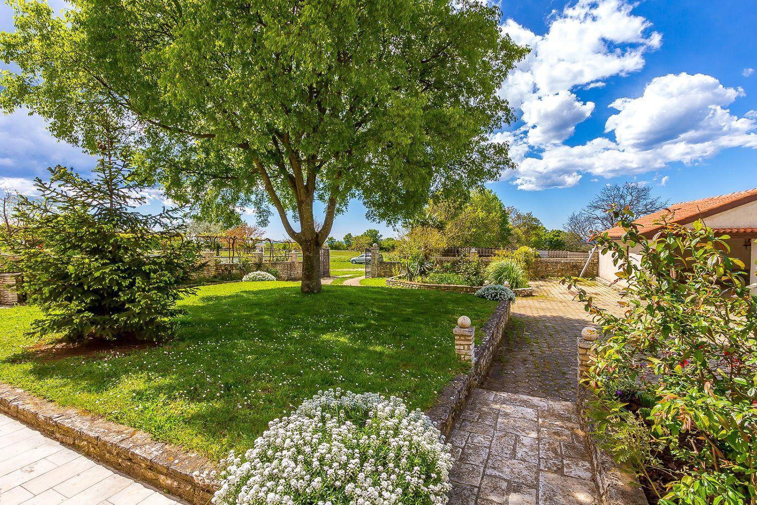 Ferienwohnung Mit Wlan, Klima, Parkplatz, Grill Und Grossem Garten Zum Fussball Spielen Gajana Dış mekan fotoğraf