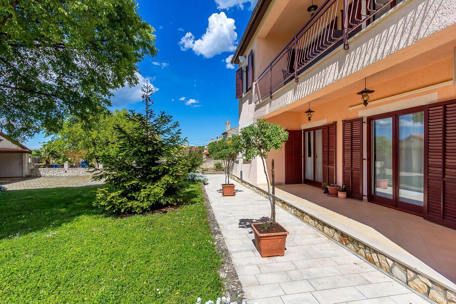 Ferienwohnung Mit Wlan, Klima, Parkplatz, Grill Und Grossem Garten Zum Fussball Spielen Gajana Dış mekan fotoğraf